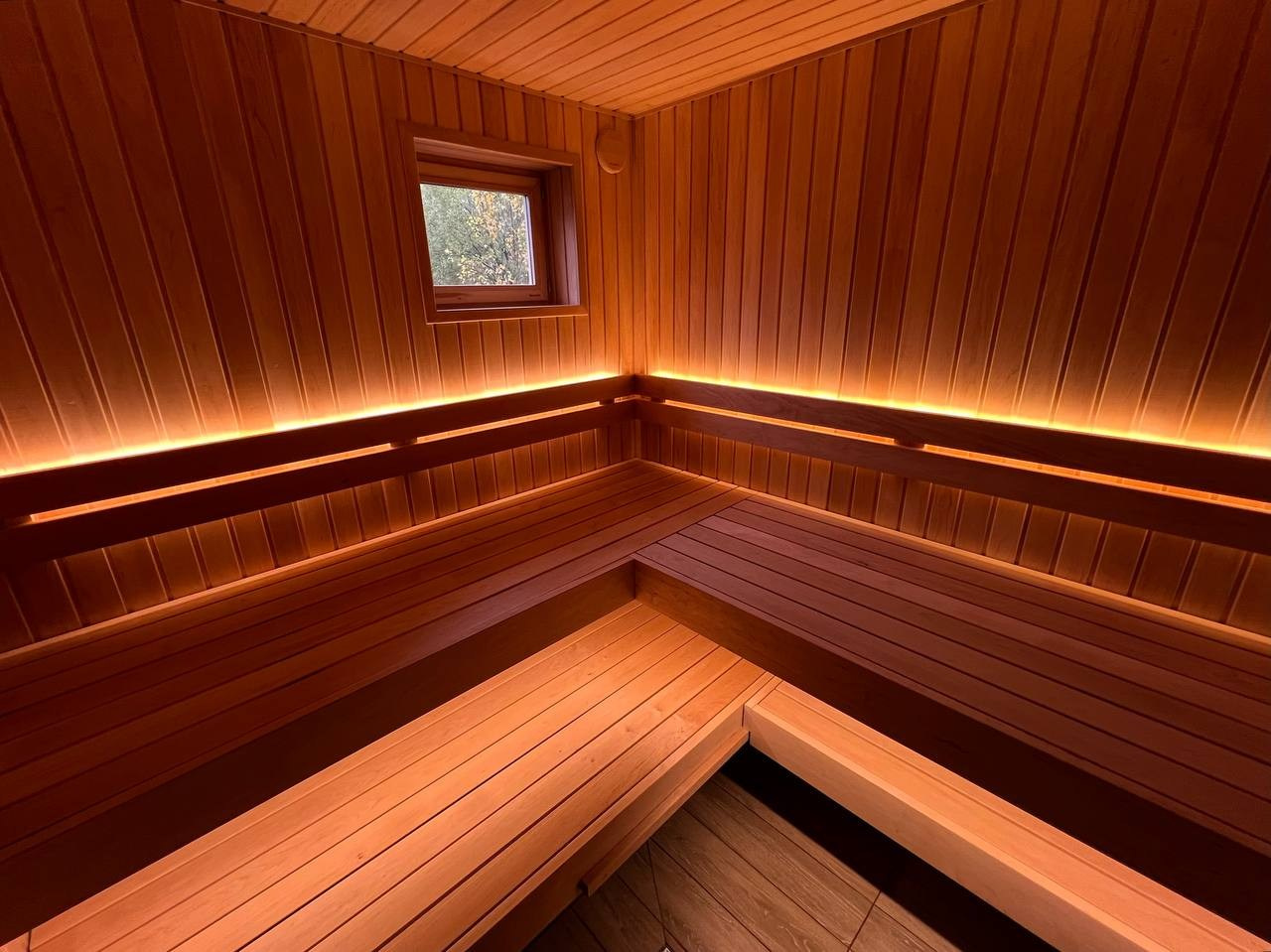 Две симметричные парные в Зеленогорске: ольха софтлайн и каменка Везувий в противопожарном углу из сланца. SaunaTopMasters