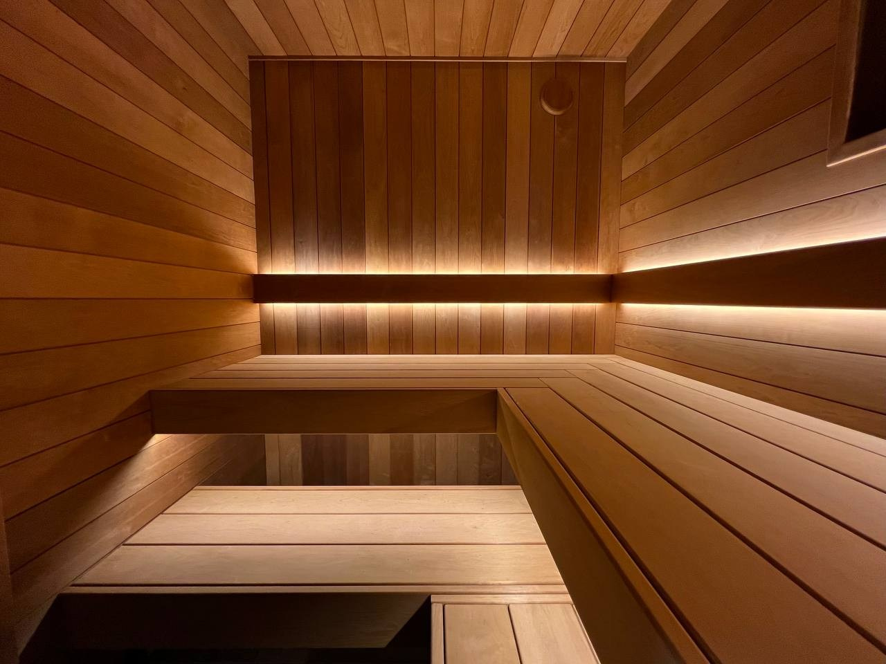 Роскошная парная в Касимово с натуральным камнем, можжевеловым панно, парящими полками и спинками, и главное- Атмосфера в новой облицовке. SaunaTopMasters