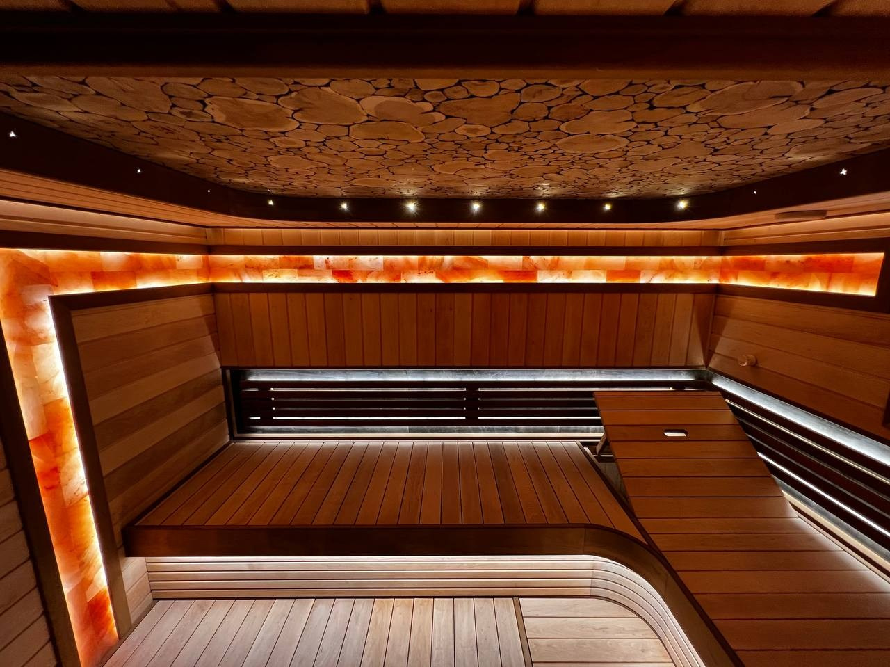 В Репино парке есть парная, в которой хочется задержаться дольше, чем позволяет время. Идеальная гармония света, текстур и форм. SaunaTopMasters