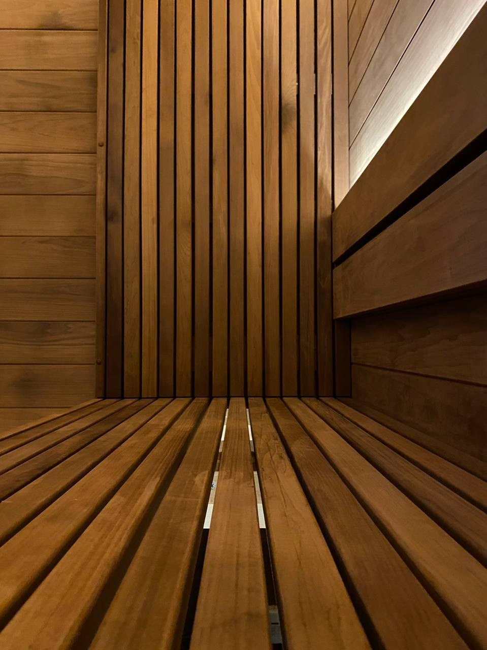 Сауна в селе Былово из термоосины: парящий потолок с подсветкой и скрытая электрокаменка с функцией залива воды — стильно и смело. SaunaTopMasters