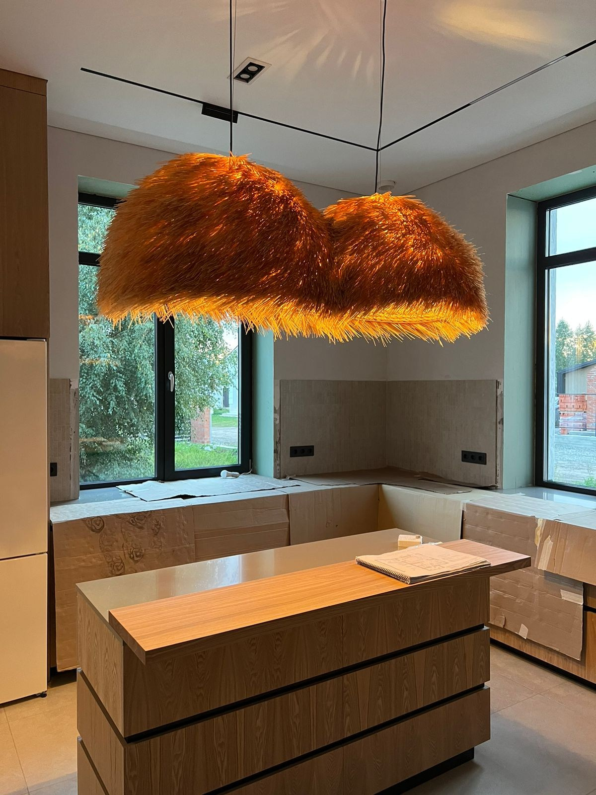 Подвесные светильник над столом в кухне