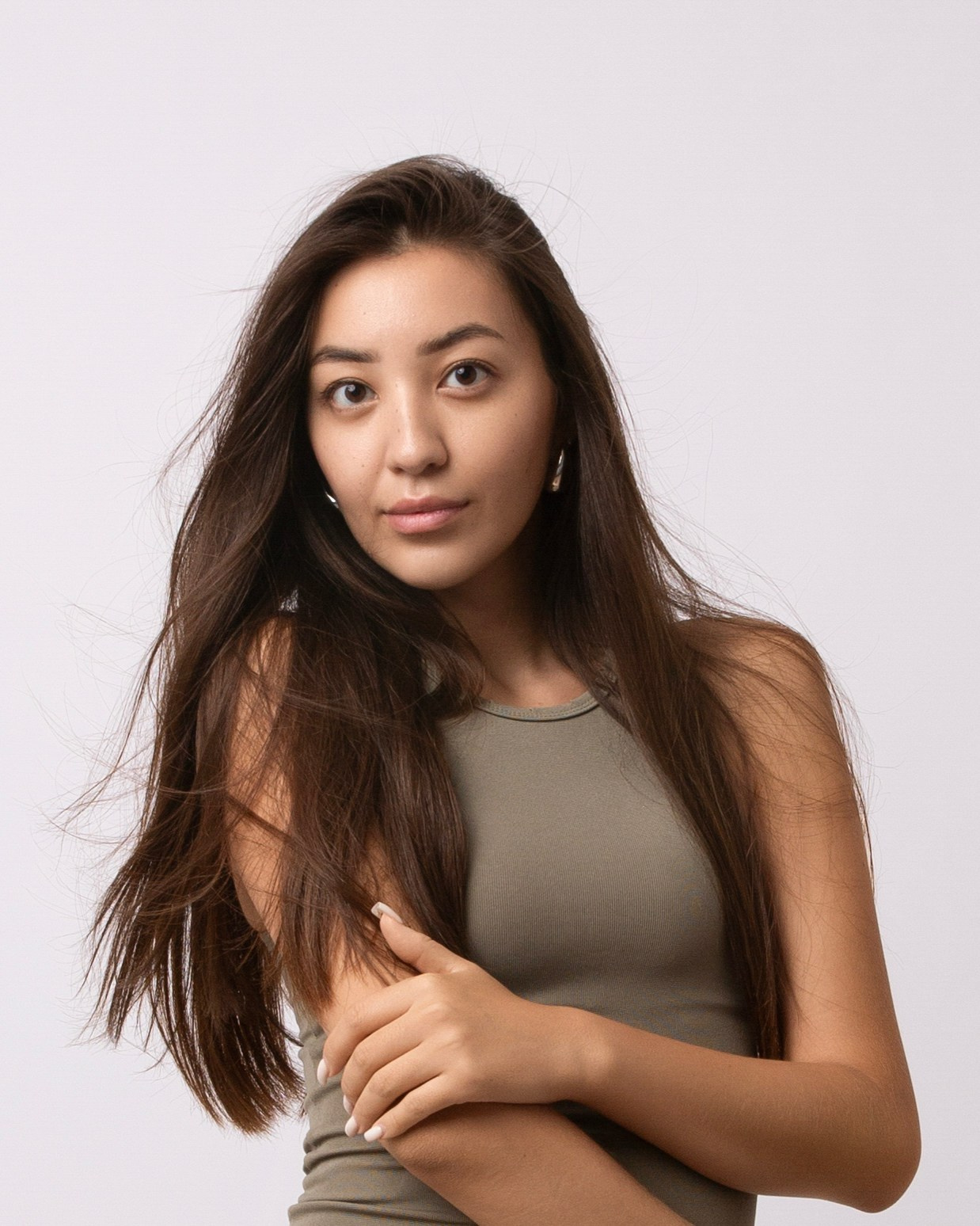 Темноволосая девушка в платье со скрещенными руками автопортретное фото