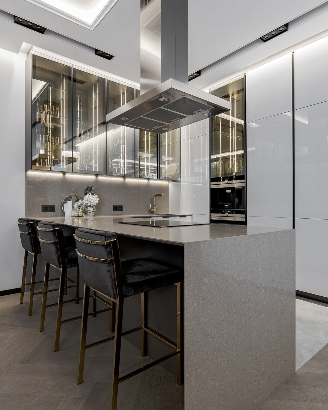 Кухня с глянцевыми фасадами, барными стульями и золотыми деталями | Валерия Котович
