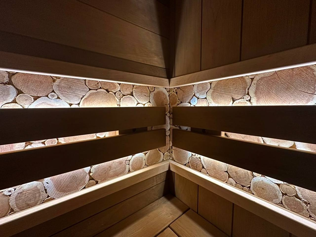 Русская парная на живописном берегу Пионерского озера выполнена из широкой термоольхи с можжевеловым панно и печным углом из талькохлорита. SaunaTopMasters