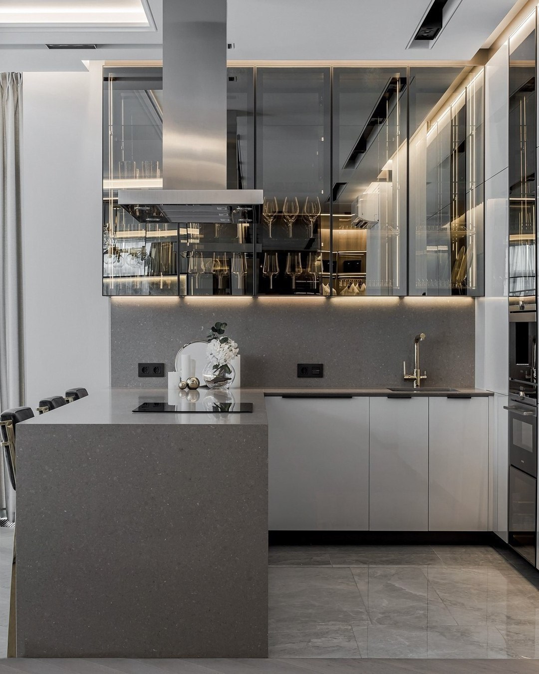 Кухонный остров с варочной панелью и зеркальными фасадами шкафов | Валерия Котович