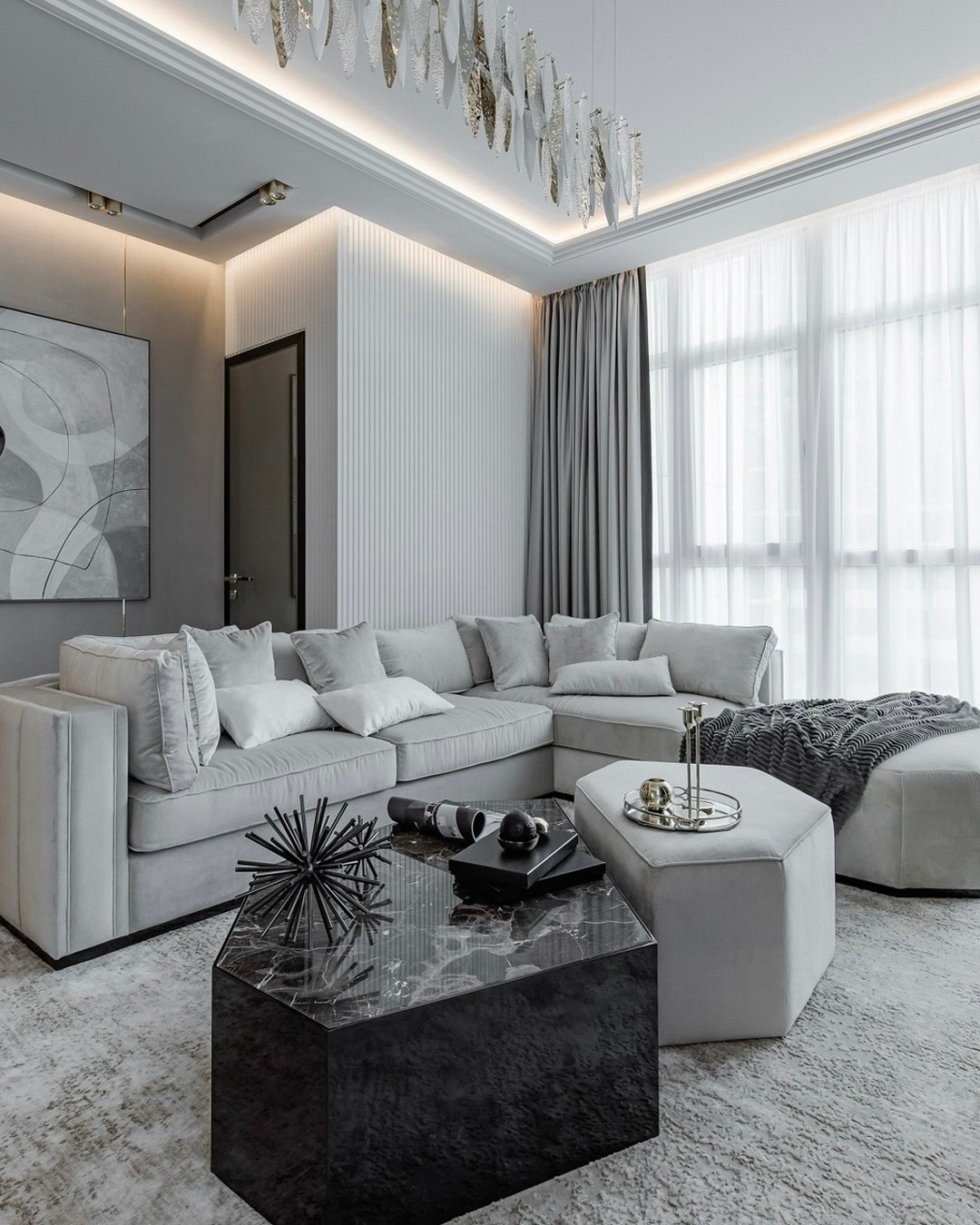 Светлая гостиная с модульным диваном и люстрой из стекла — дизайн Валерии Котович