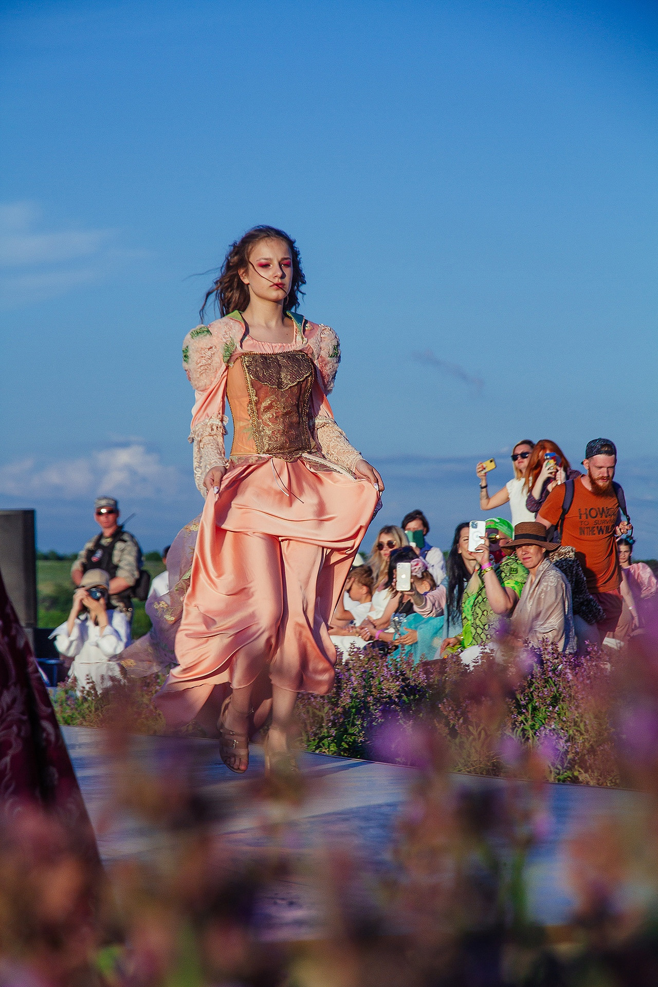 12 июня 2021 | Показ Crimean Fashion Week шалфейном поле. Фотограф Антон Катунин | Симферополь
