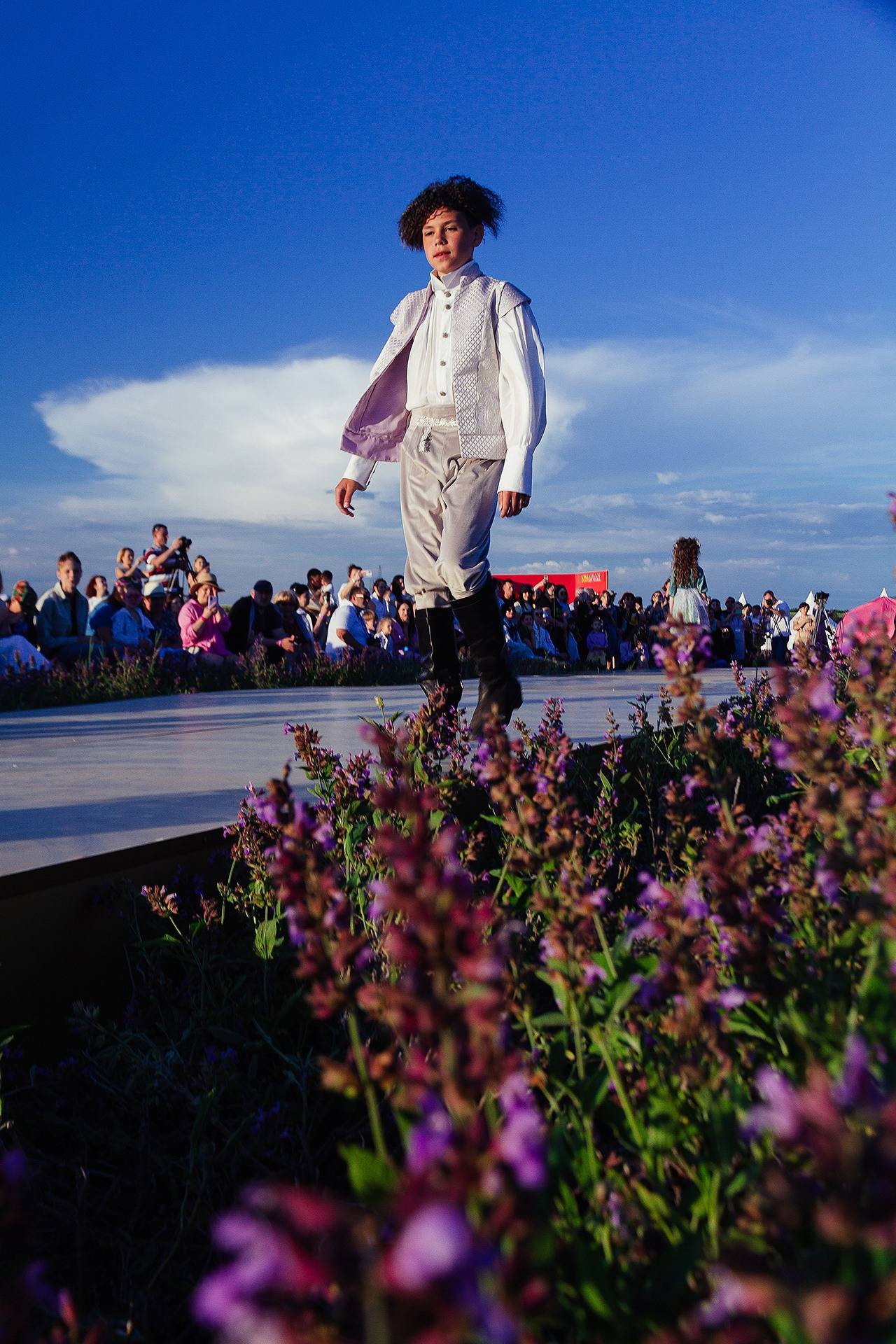 12 июня 2021 | Показ Crimean Fashion Week шалфейном поле. Фотограф Антон Катунин | Симферополь