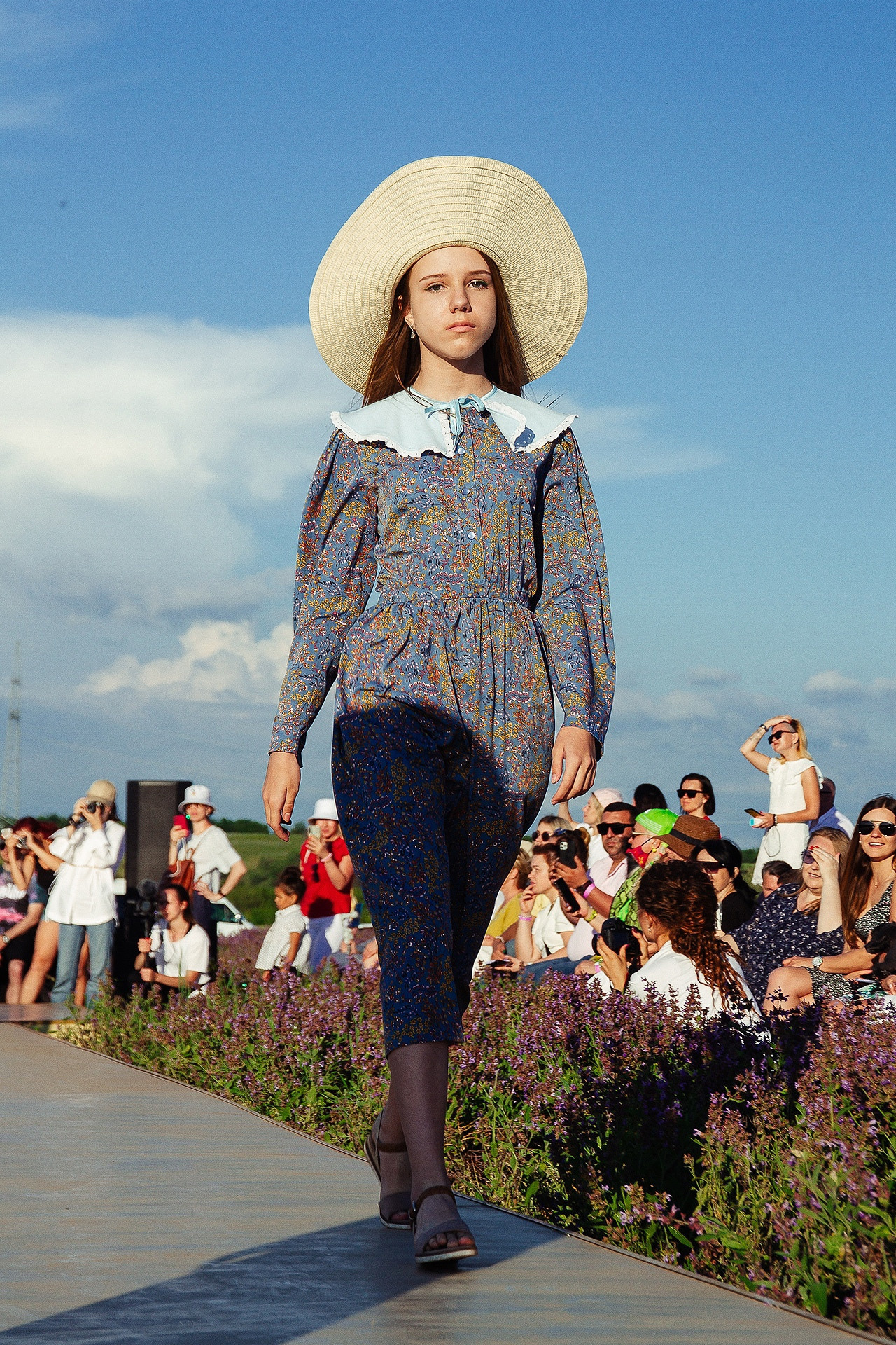 12 июня 2021 | Показ Crimean Fashion Week шалфейном поле. Фотограф Антон Катунин | Симферополь