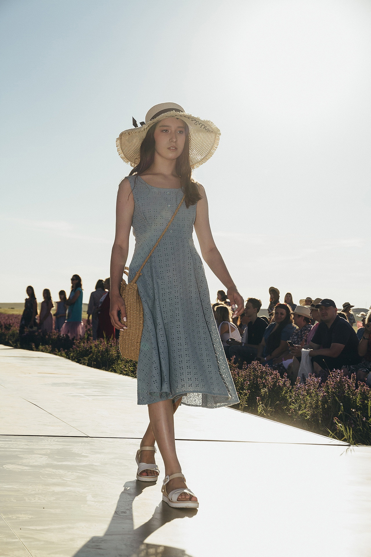 12 июня 2021 | Показ Crimean Fashion Week шалфейном поле. Фотограф Антон Катунин | Симферополь