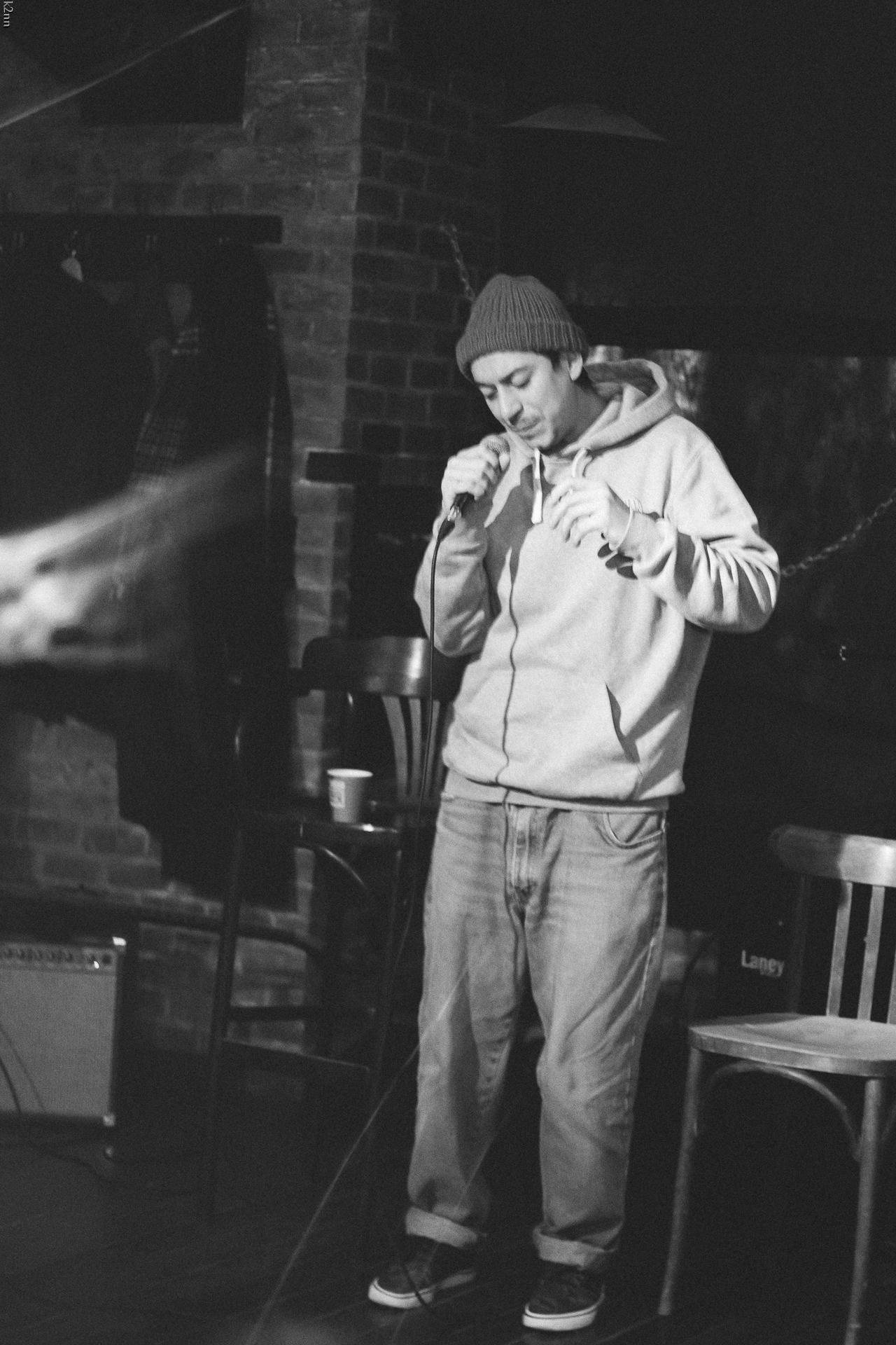 Женя Дидур крымский музыкант, фотография с бликами, фотография через призму