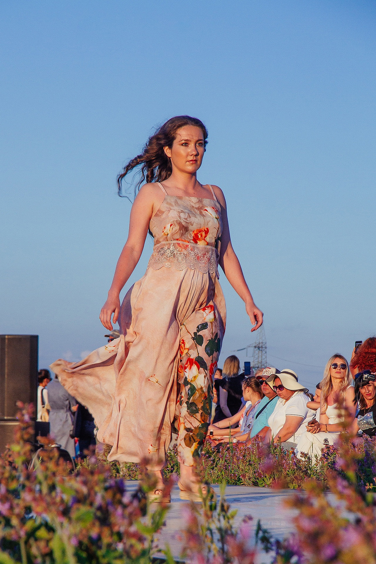 12 июня 2021 | Показ Crimean Fashion Week шалфейном поле. Фотограф Антон Катунин | Симферополь