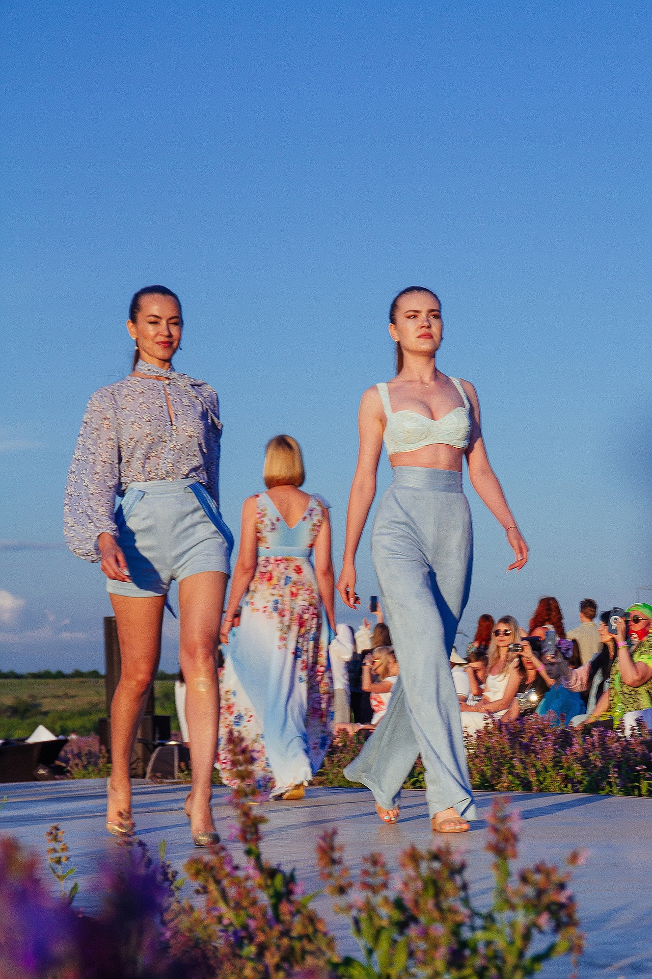12 июня 2021 | Показ Crimean Fashion Week шалфейном поле. Фотограф Антон Катунин | Симферополь