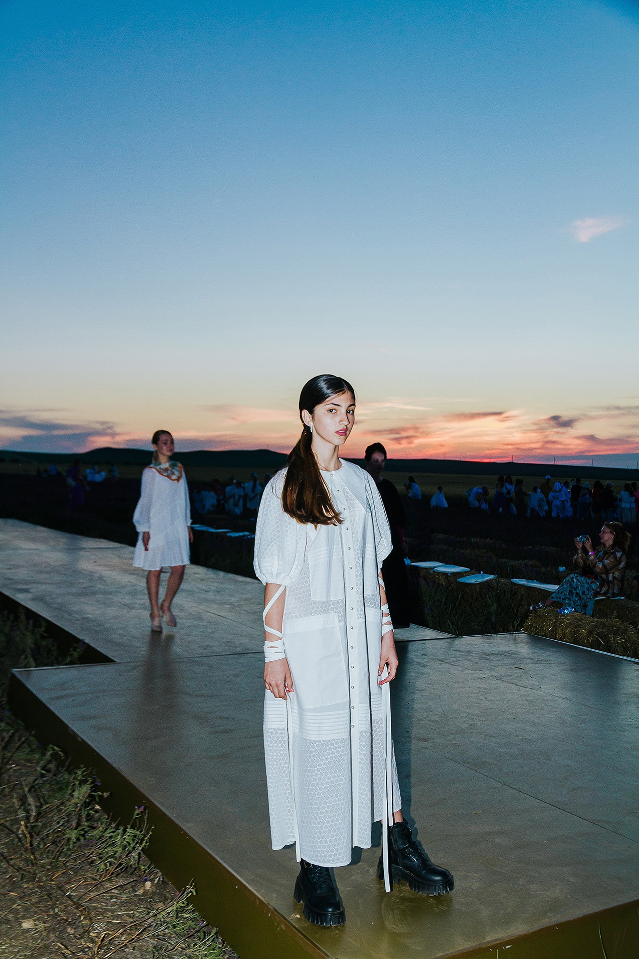 12 июня 2021 | Показ Crimean Fashion Week шалфейном поле. Фотограф Антон Катунин | Симферополь