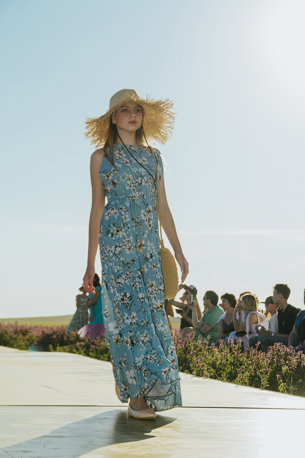 12 июня 2021 | Показ Crimean Fashion Week шалфейном поле. Фотограф Антон Катунин | Симферополь