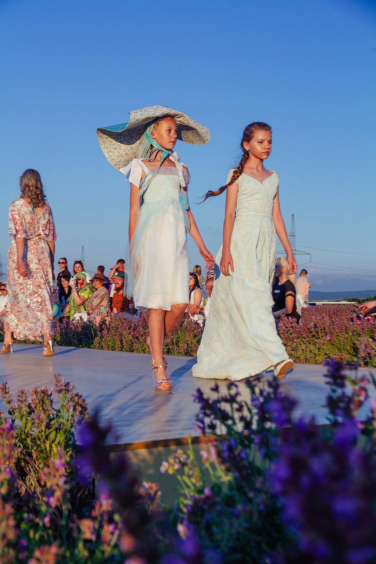 12 июня 2021 | Показ Crimean Fashion Week шалфейном поле. Фотограф Антон Катунин | Симферополь