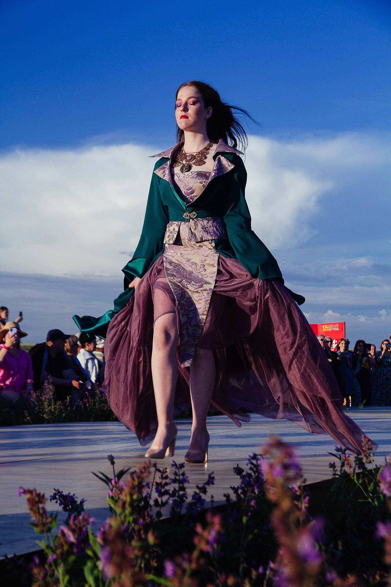 12 июня 2021 | Показ Crimean Fashion Week шалфейном поле. Фотограф Антон Катунин | Симферополь