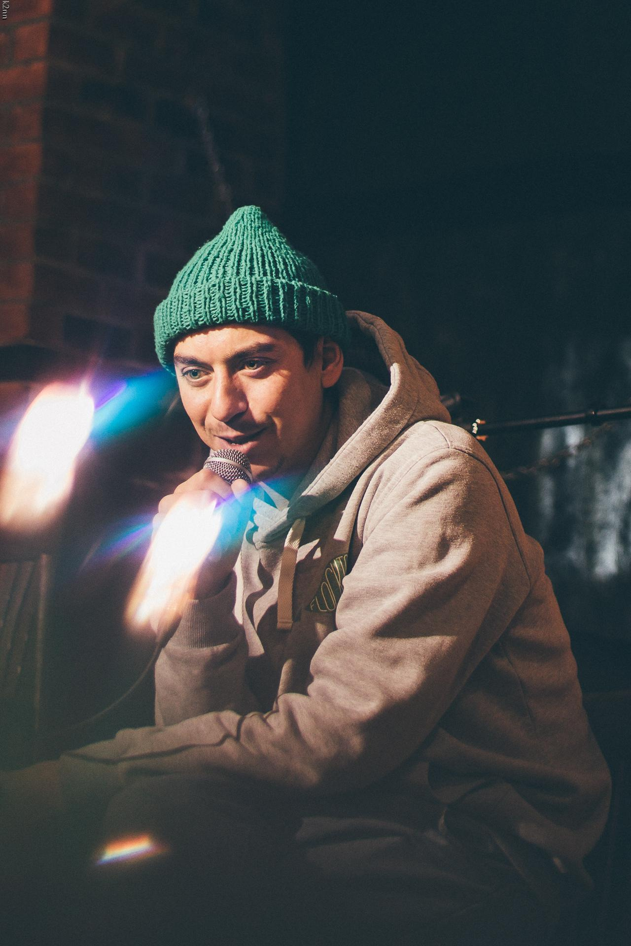 Женя Дидур крымский музыкант, фотография с бликами, фотография через призму