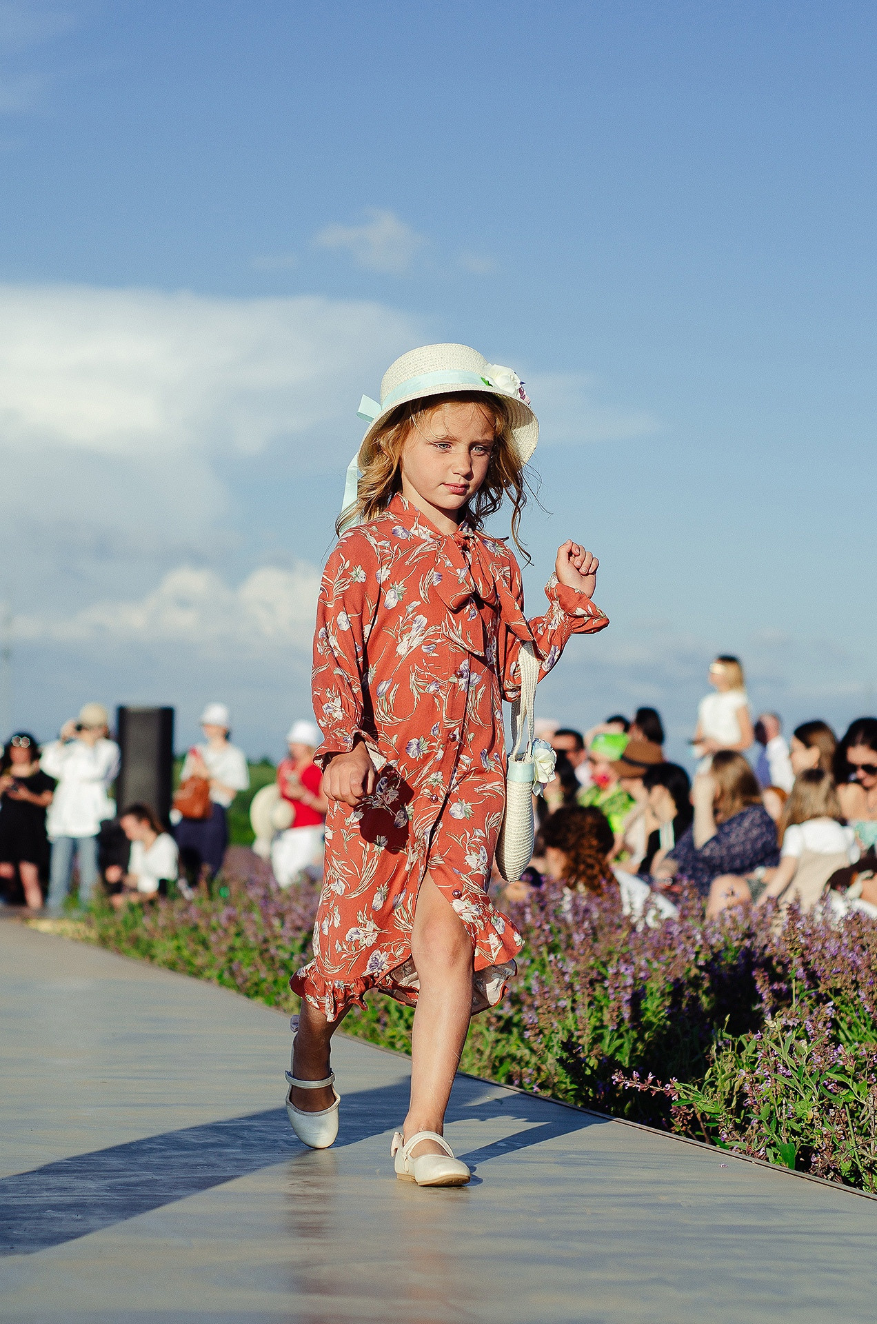 12 июня 2021 | Показ Crimean Fashion Week шалфейном поле. Фотограф Антон Катунин | Симферополь