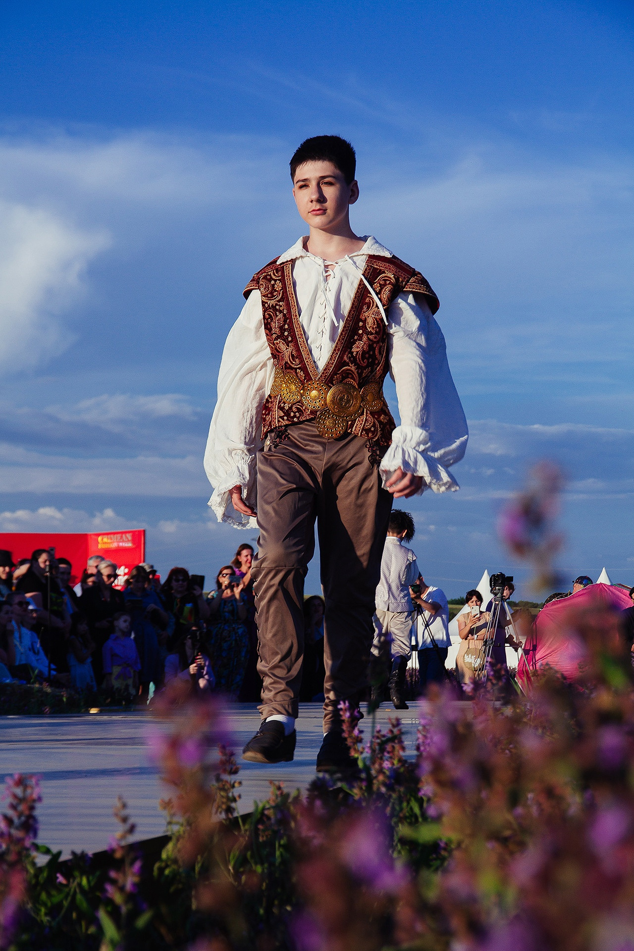 12 июня 2021 | Показ Crimean Fashion Week шалфейном поле. Фотограф Антон Катунин | Симферополь