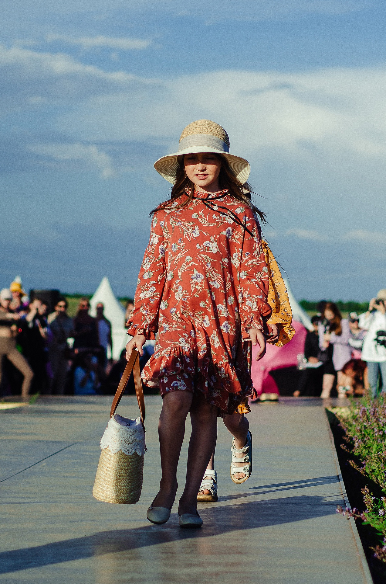 12 июня 2021 | Показ Crimean Fashion Week шалфейном поле. Фотограф Антон Катунин | Симферополь