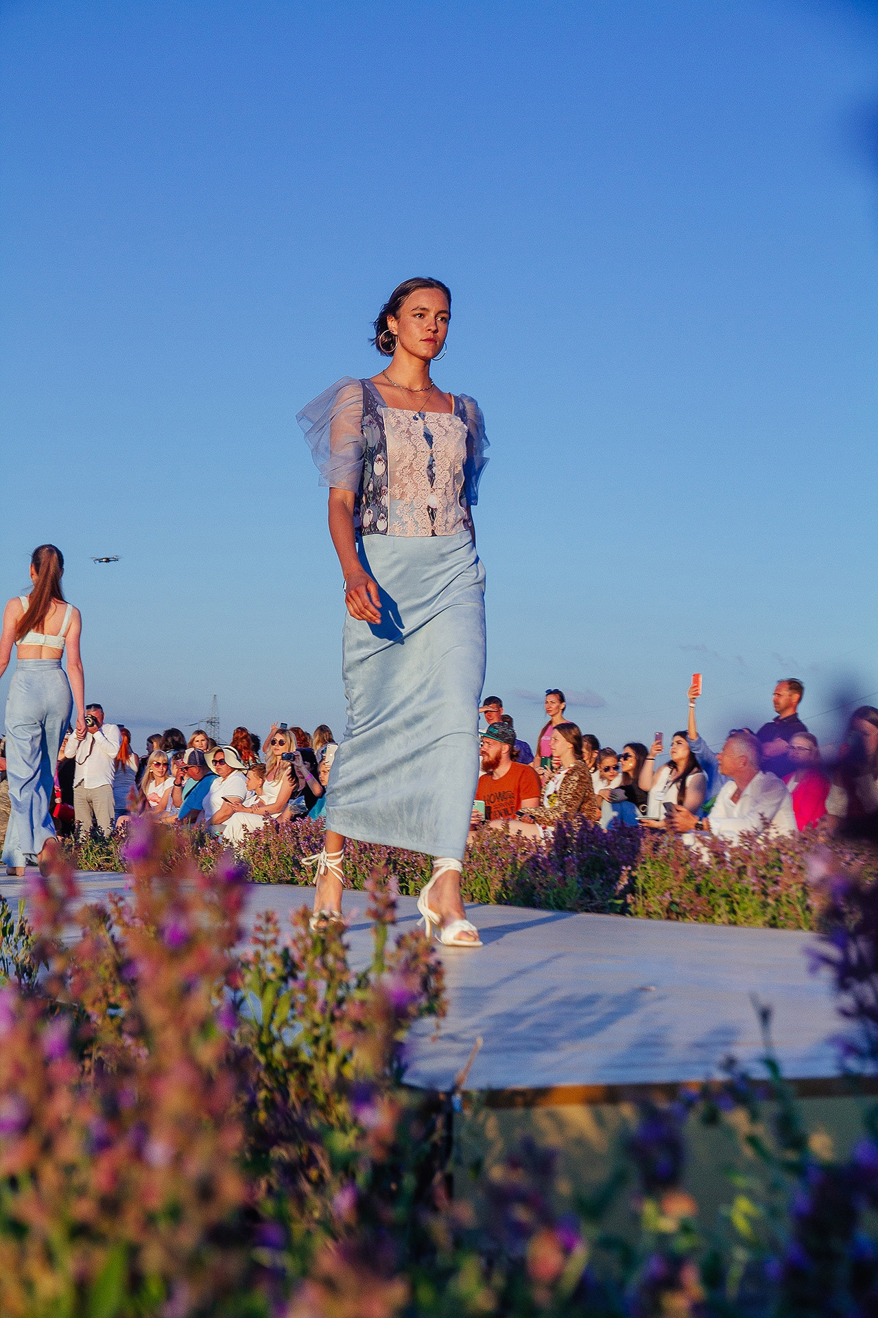 12 июня 2021 | Показ Crimean Fashion Week шалфейном поле. Фотограф Антон Катунин | Симферополь