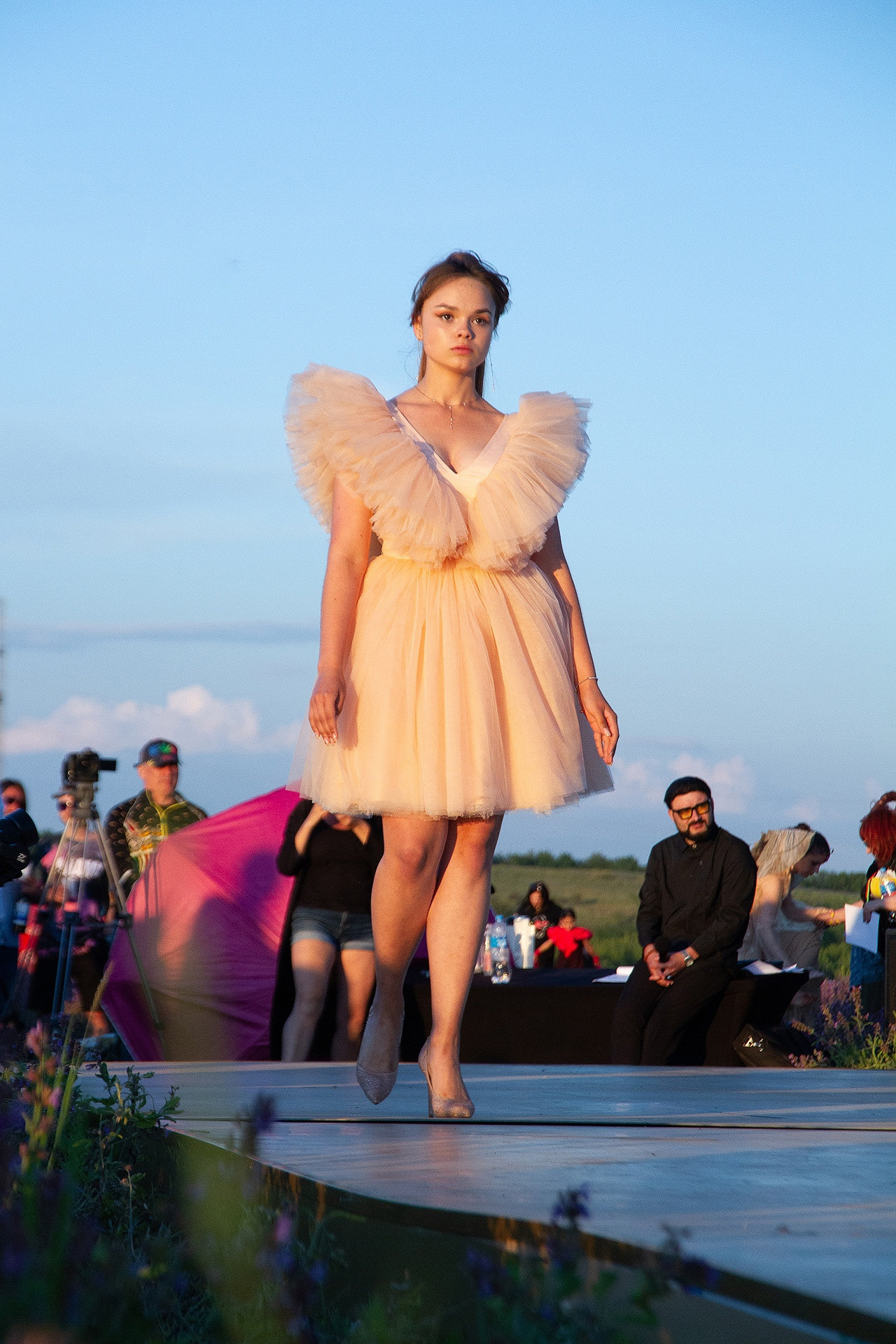 12 июня 2021 | Показ Crimean Fashion Week шалфейном поле. Фотограф Антон Катунин | Симферополь