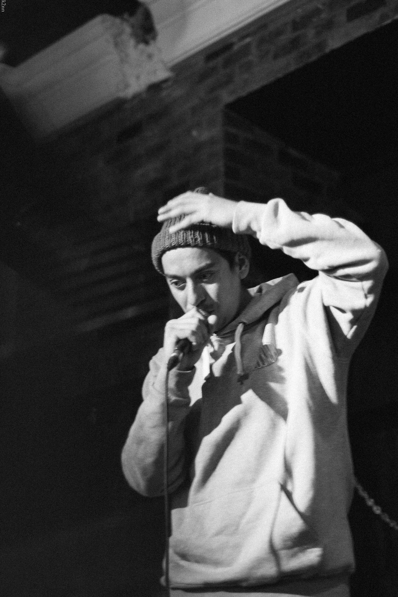 Женя Дидур крымский музыкант, фотография с бликами, фотография через призму