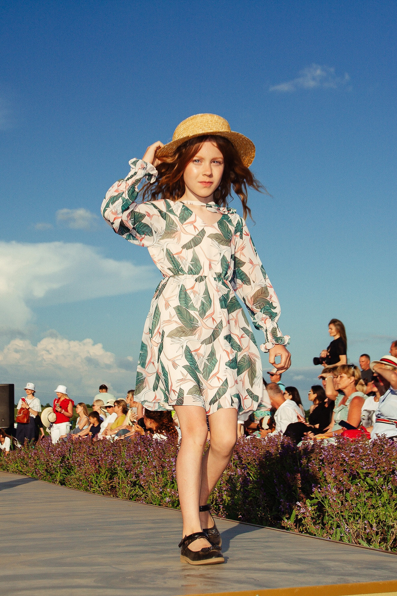 12 июня 2021 | Показ Crimean Fashion Week шалфейном поле. Фотограф Антон Катунин | Симферополь