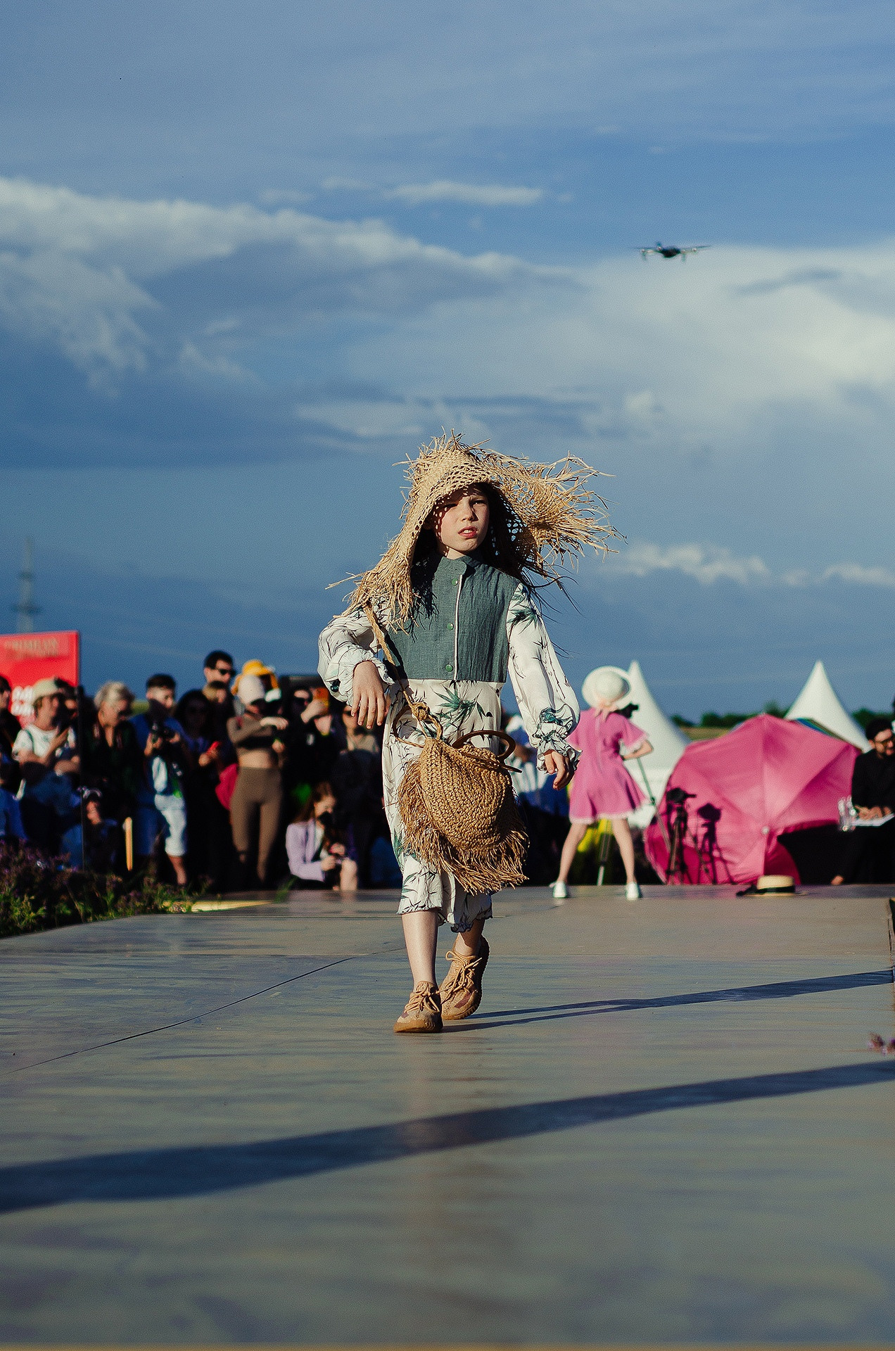 12 июня 2021 | Показ Crimean Fashion Week шалфейном поле. Фотограф Антон Катунин | Симферополь