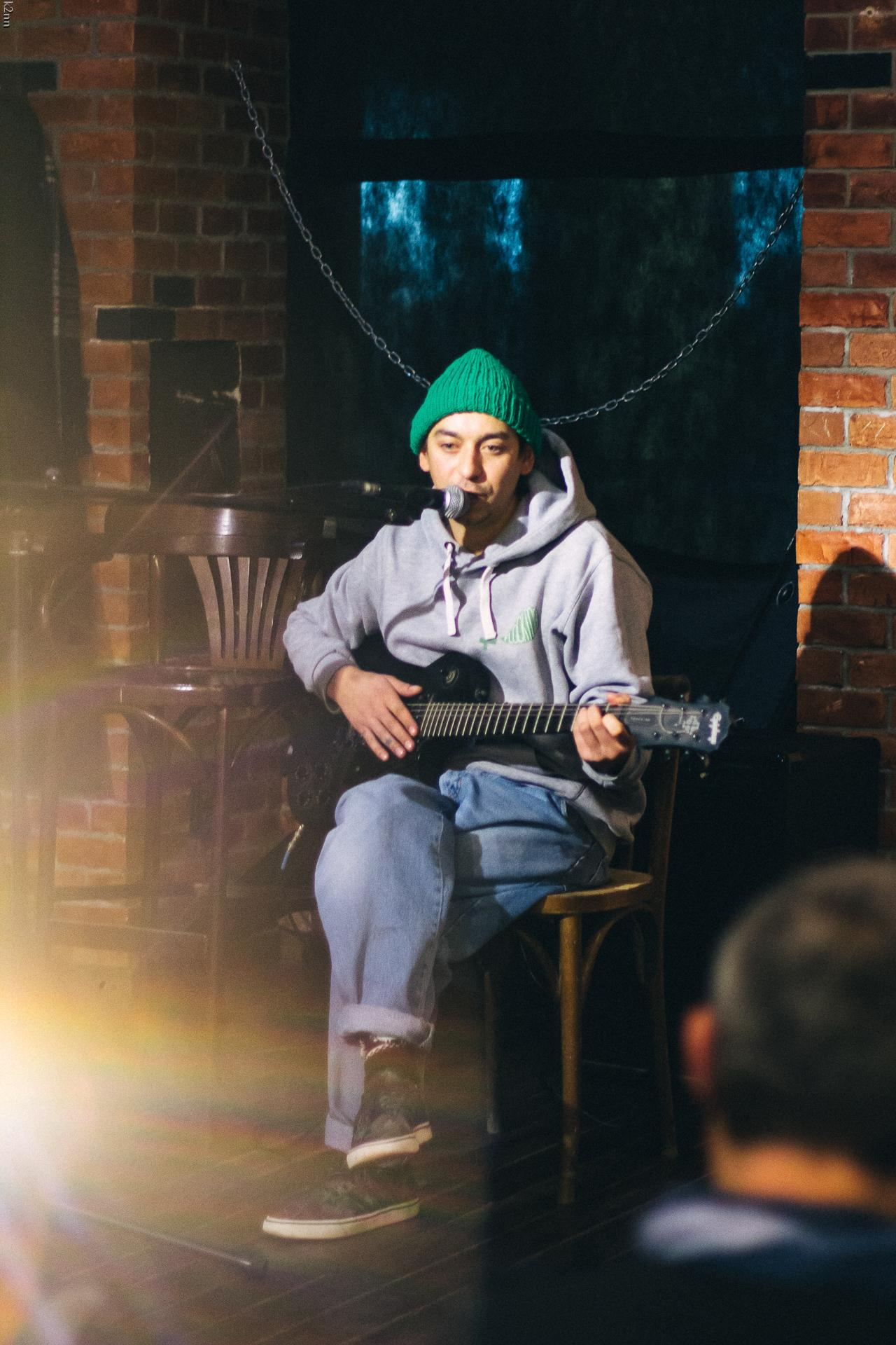 Женя Дидур крымский музыкант, фотография с бликами, фотография через призму