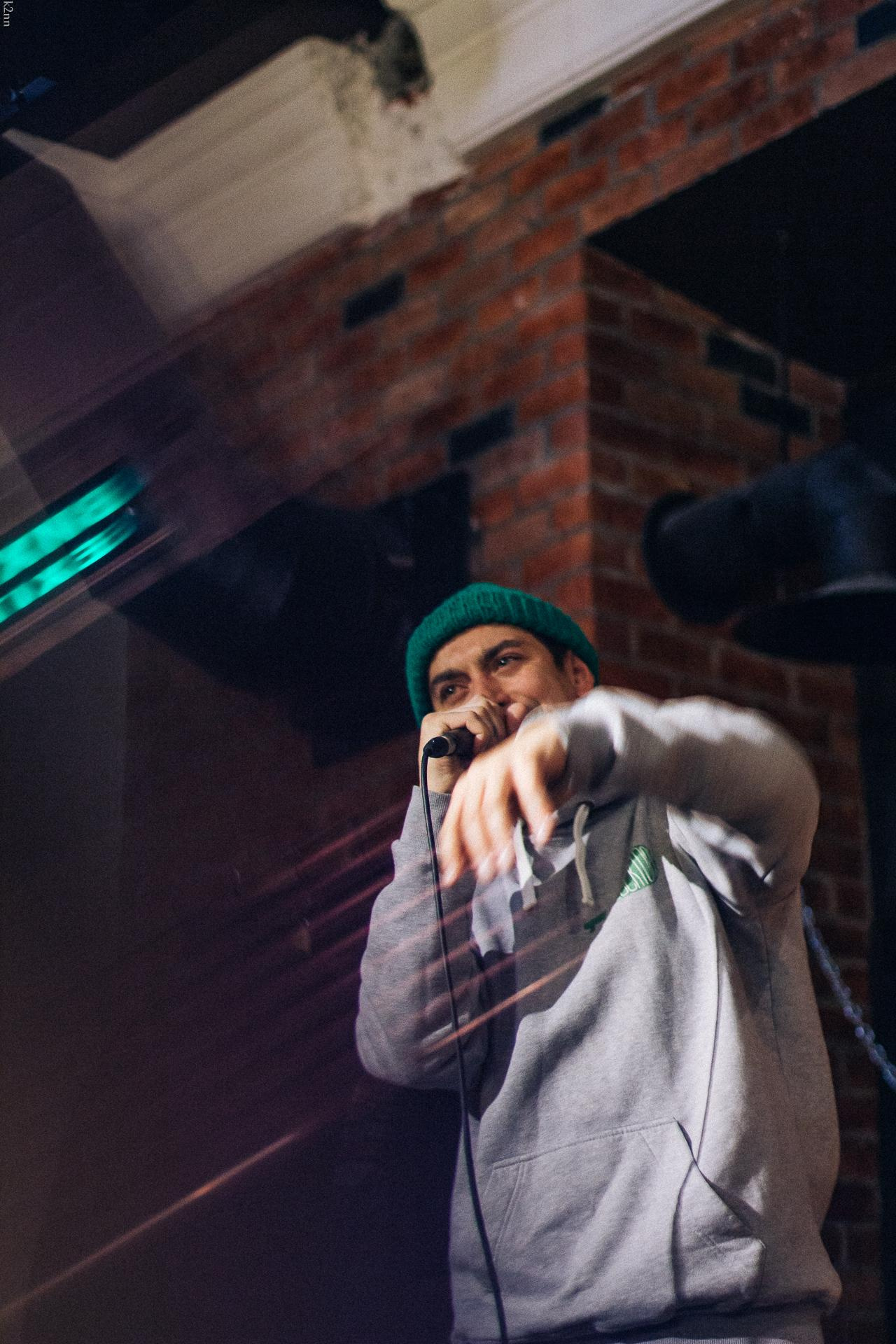 Женя Дидур крымский музыкант, фотография с бликами, фотография через призму