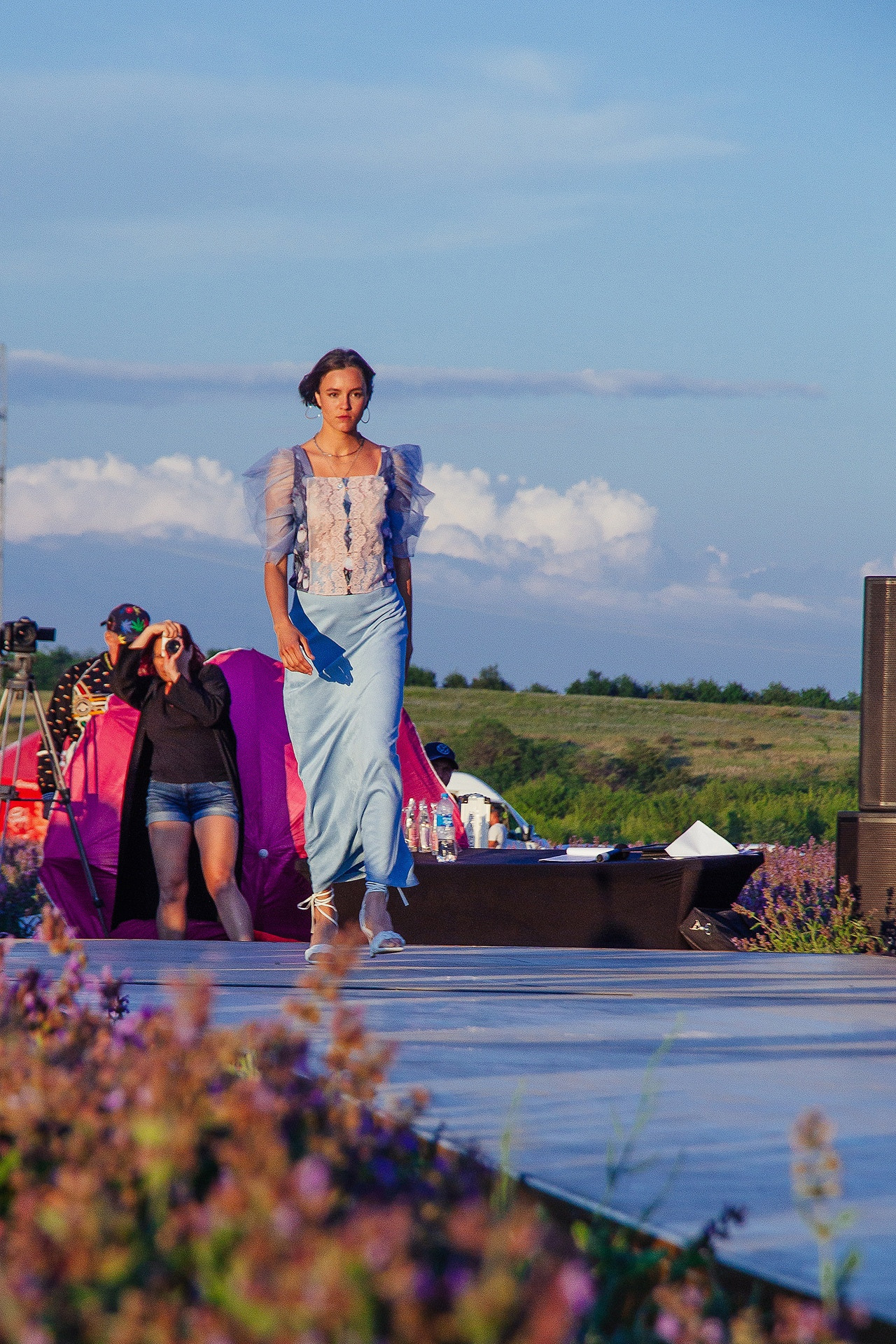 12 июня 2021 | Показ Crimean Fashion Week шалфейном поле. Фотограф Антон Катунин | Симферополь