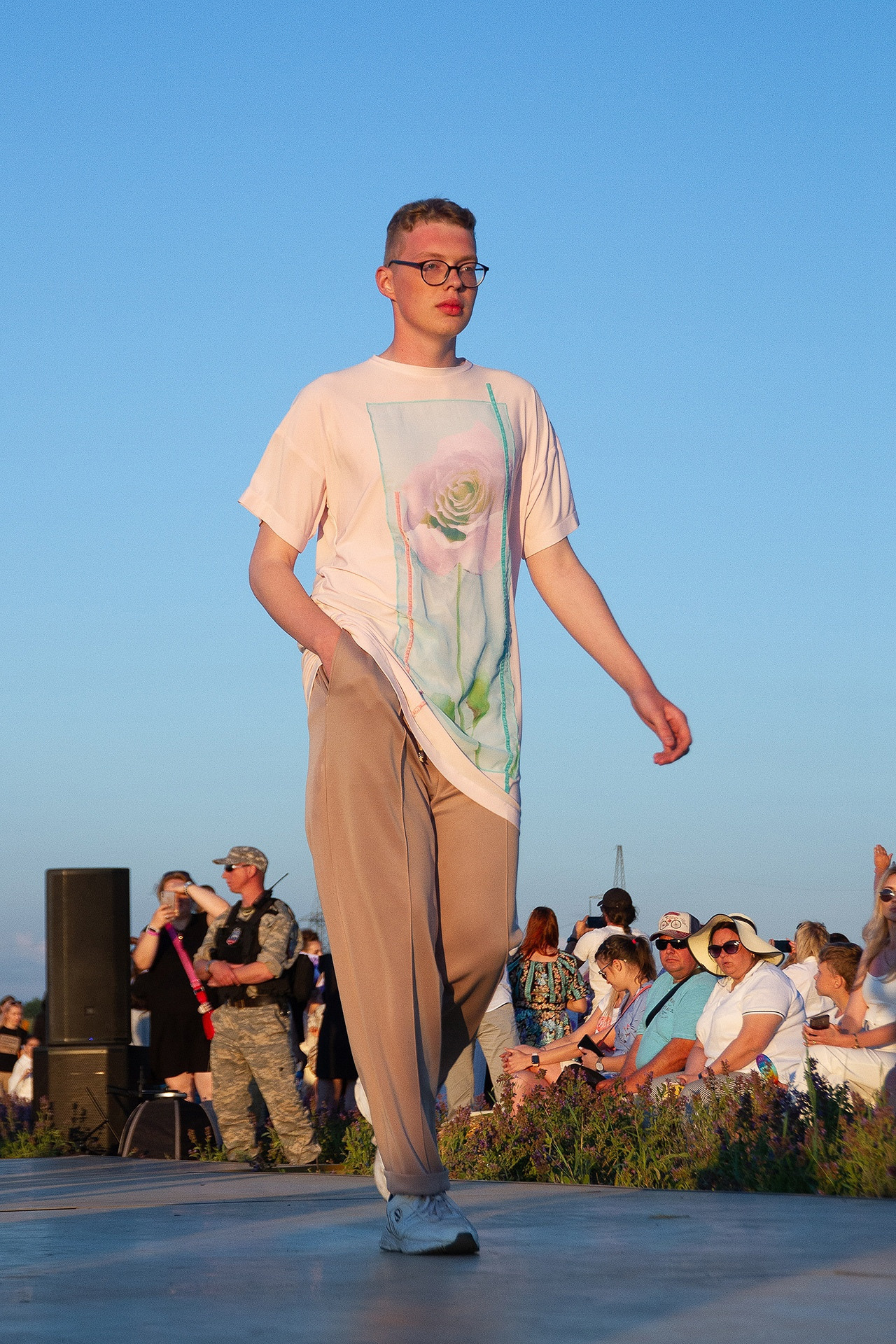 12 июня 2021 | Показ Crimean Fashion Week шалфейном поле. Фотограф Антон Катунин | Симферополь