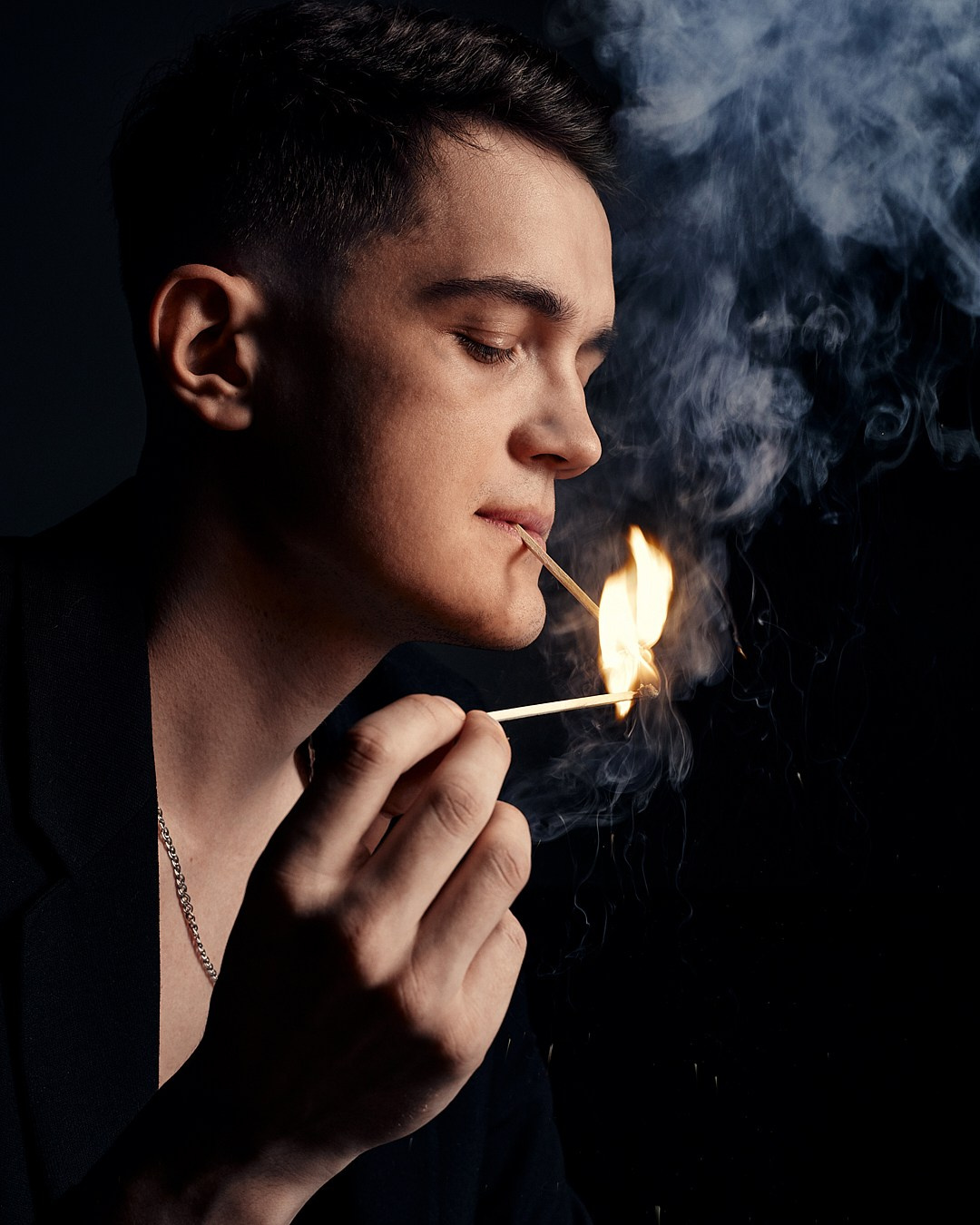 Услуги мужского фотографа в Казани, творческая съемка мужская, мужчина смотрит на спичку