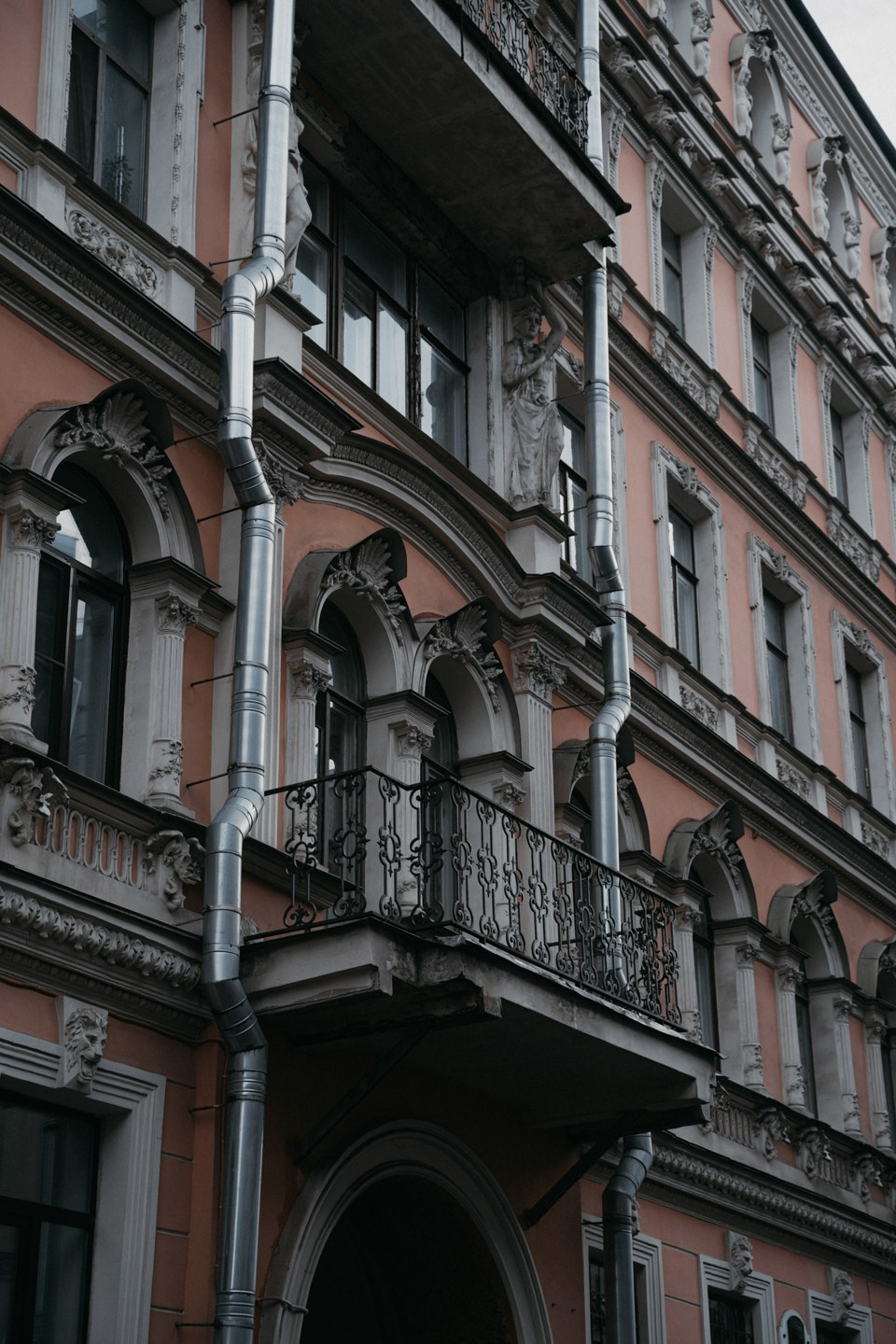 За окном питерские крыши. Свадебный фотограф в Белгороде Антон Каменев