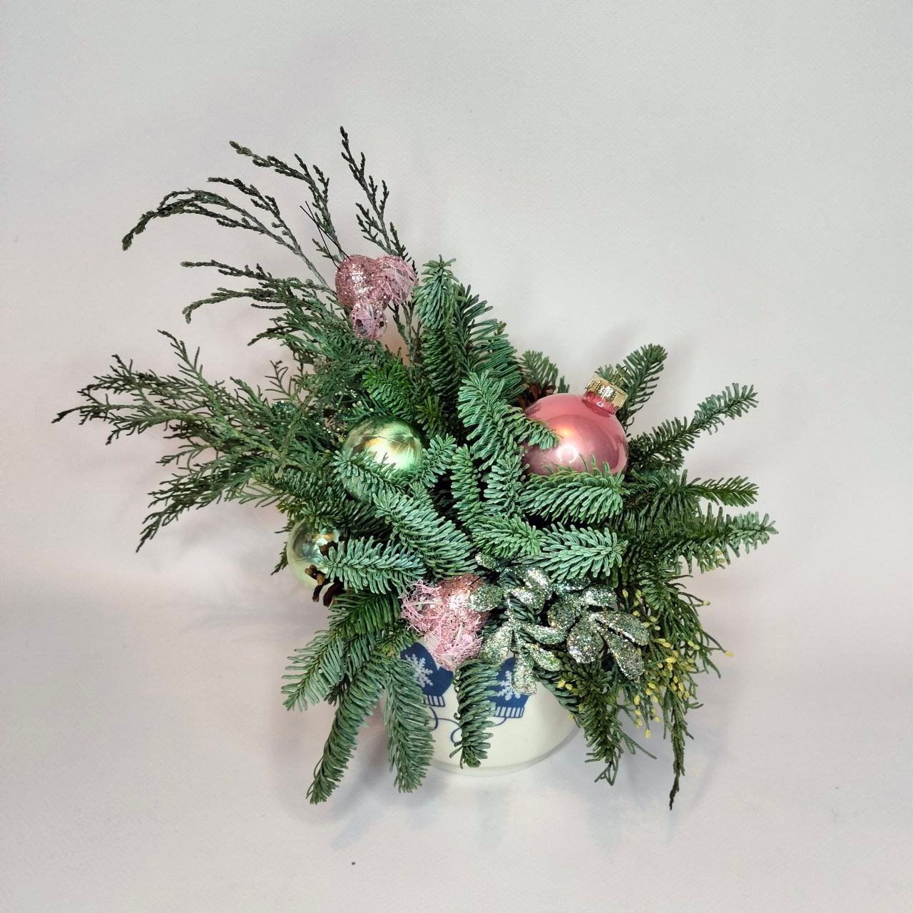 Композиция комплимент в кружке из натуральной хвои