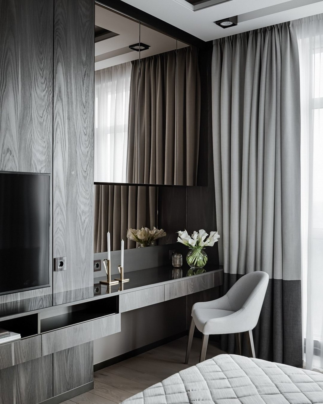 Спальня с зеркальной панелью и туалетным столиком в деревянной отделке | Валерия Котович