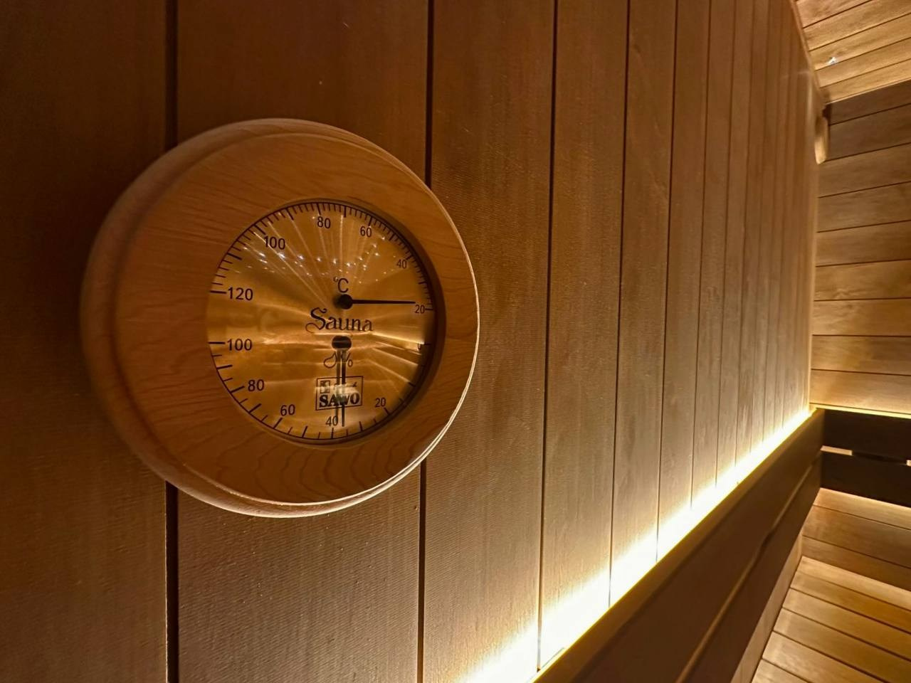 Брутальная парная в Озерках выполнена из термоольхи 135 мм. А среди звездного неба красуется панно из срезов можжевельника. SaunaTopMasters