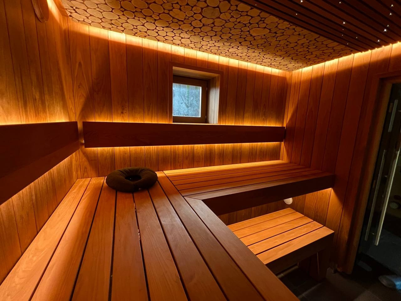 Парная в Лесколово для Saunaispa: впечатляющее можжевеловое панно в половину потолка и звёздное небо на второй. SaunaTopMasters