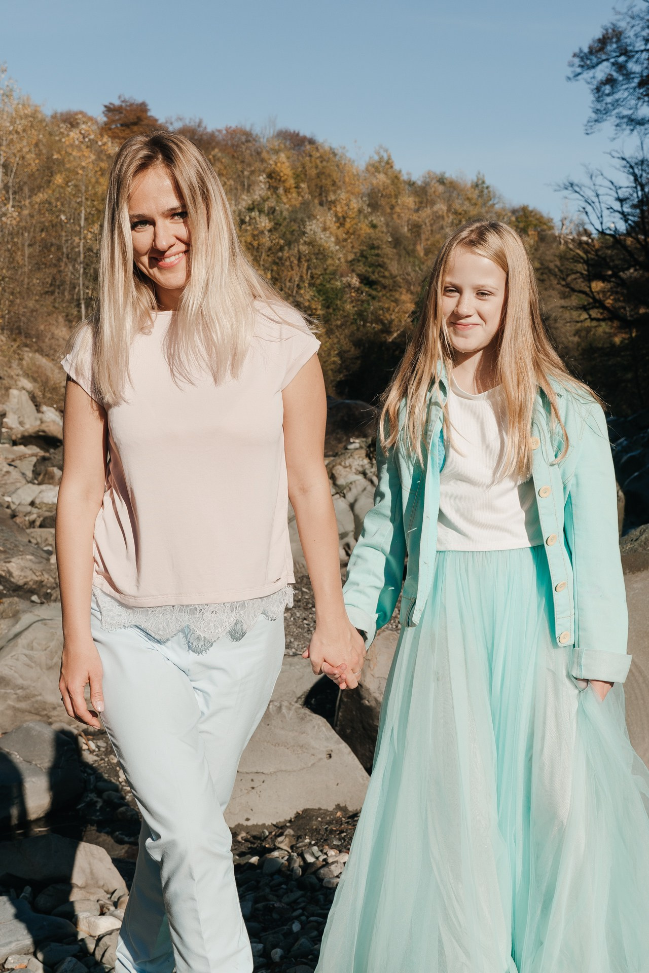 Семейная фотография дочери и мамы 