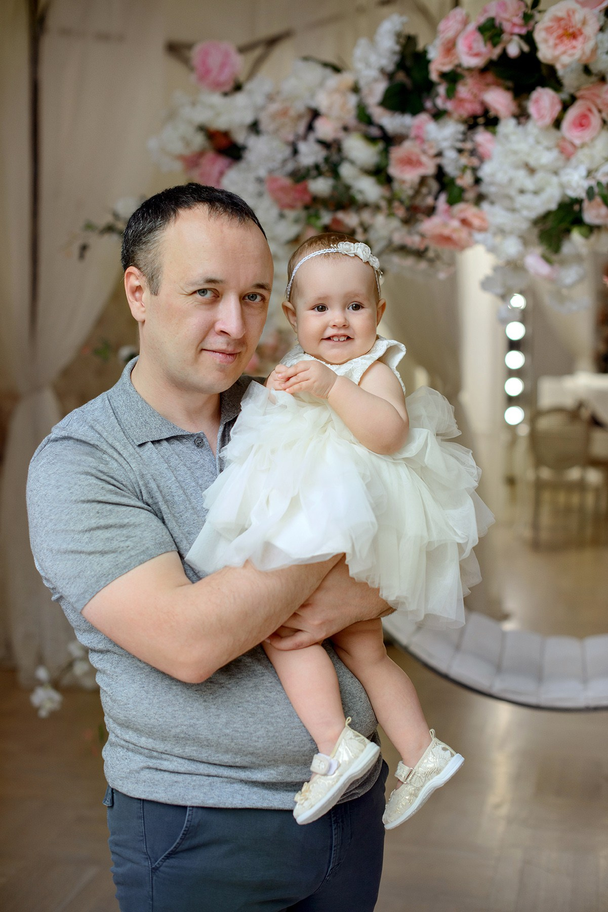 dad and daughter in blooming flower, arch. Photo shoot in the studio in the spring