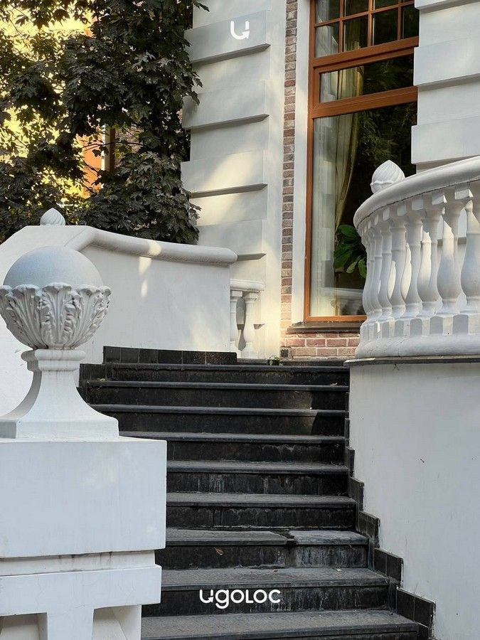 Фотосъемка у московского дома — колонны и балконы