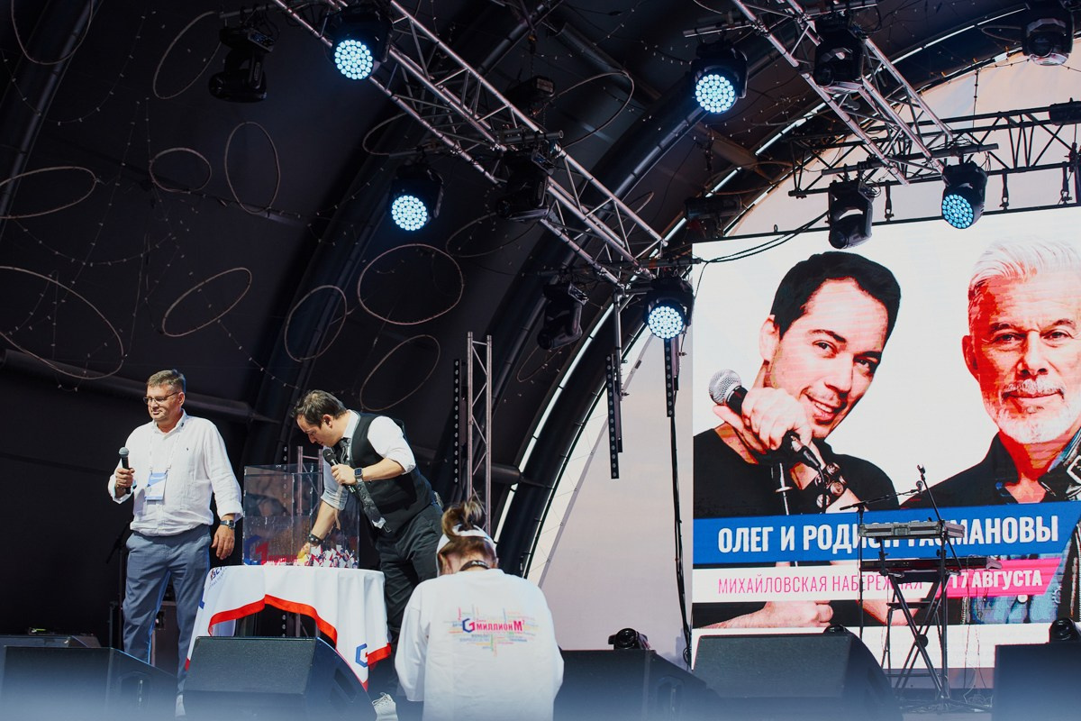 Репортаж для VIP зоны КПД Газстрой: выступление Родиона и Олега Газмановых. Репортажный и женский фотограф в Новосибирске