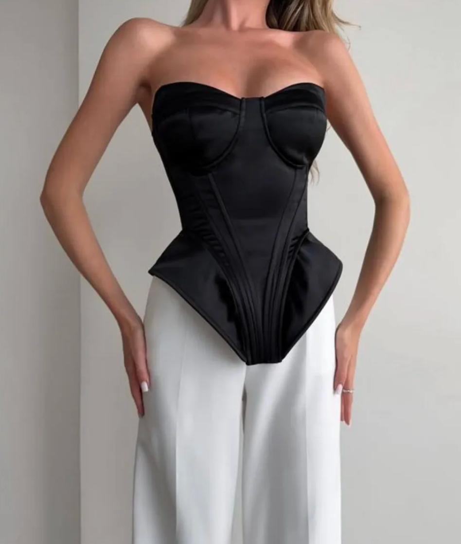 Корсет черный с чашками. Лиза Бродская — фотограф в Москве