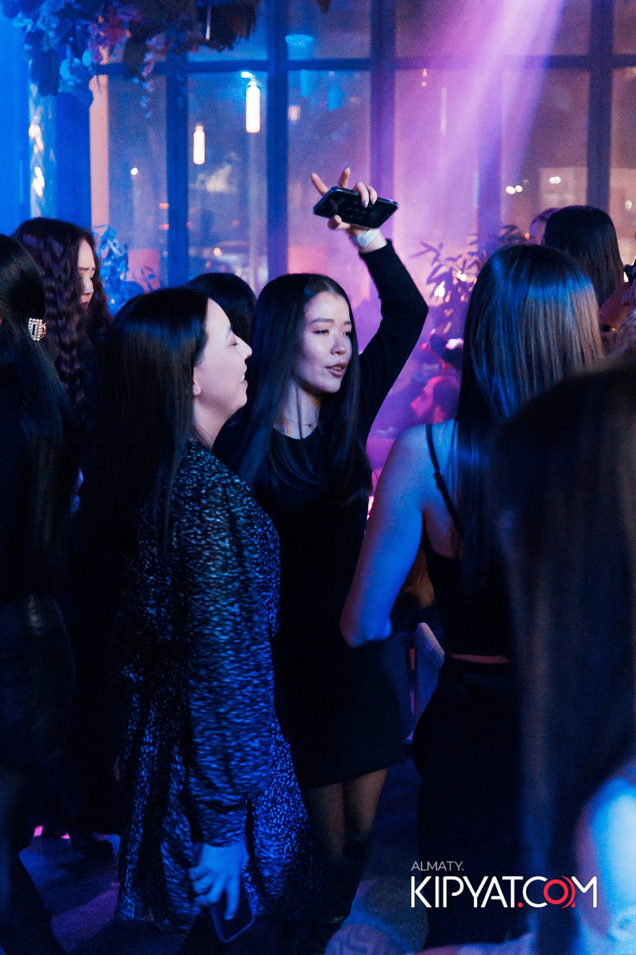 FRIENDS BAR & TERRACE. КИПЯТКОМ АЛМАТЫ!