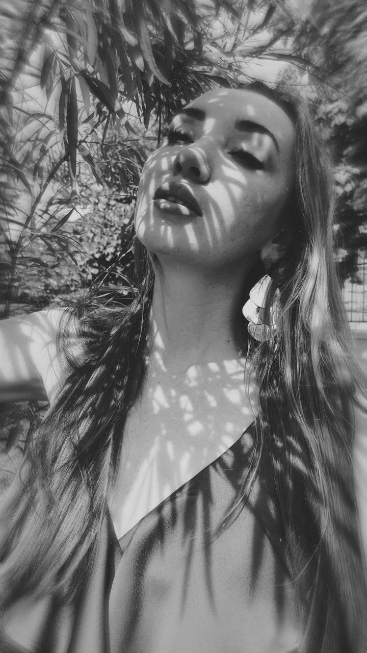 Диана: Рассвет. Я сижу на берегу моря рядом со своим домом. И встречаю солнце…. OlessiaKh