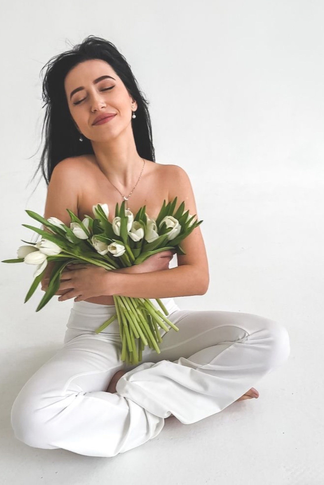 Фотодень в зале «Grey» c живыми цветами на белом фоне. Фотостудия LIGHT в Люберцах