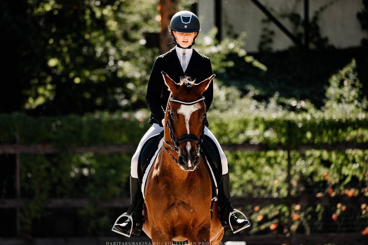 КУБОК ПАМЯТИ ИРИНЫ ЛЬВОВНЫ ЗУЙКОВОЙ ПО ВЫЕЗДКЕ в КСК «БЕЛАЯ ДАЧА». Конный фотограф Куракина Дарья • Фотосессии с лошадьми