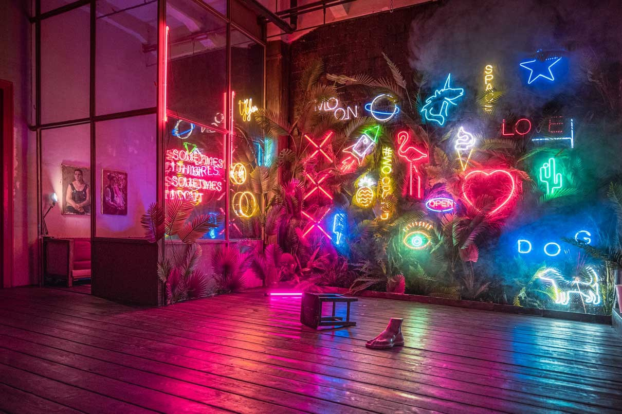 стена в фотостудии с неоновой подсветкой